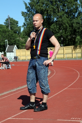 Urheiluseura HOTin puheenjohtaja Marko Toljamo lähettämässä juoksijat radalle.