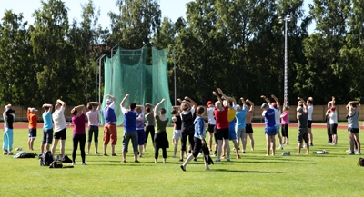 Juoksijoille ohjattu alkulämmittely ja venyttely