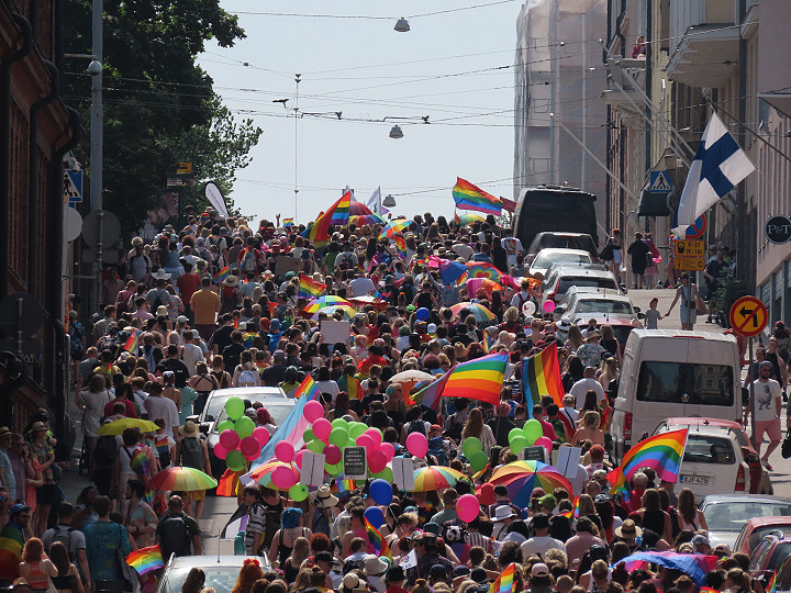 Pride-kulkue matkalla Kaivopuiston juhlapaikalle