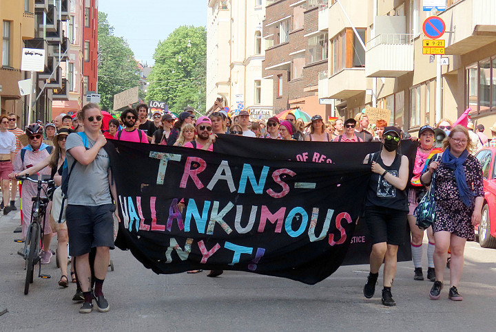 Transihmisiä tukeva erillinen kulkue saapumassa Kaivopuistoon