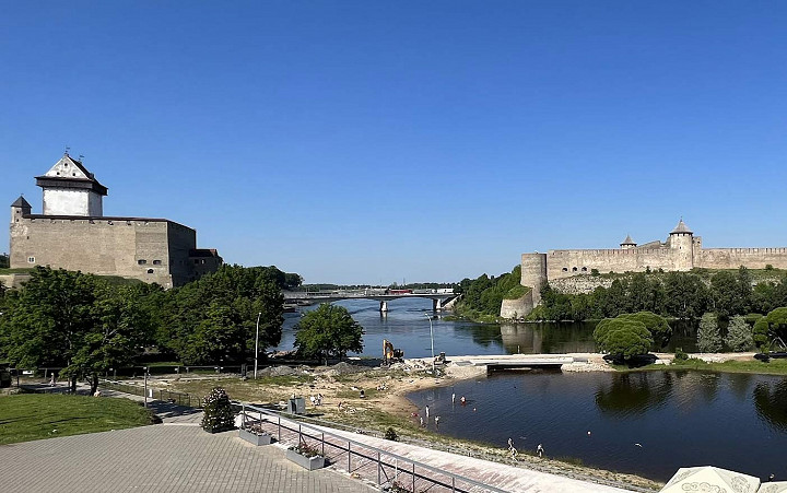 Narvan linna on Viron puolella, joen toisella puolella on Venäjä ja Ivangorodin linna