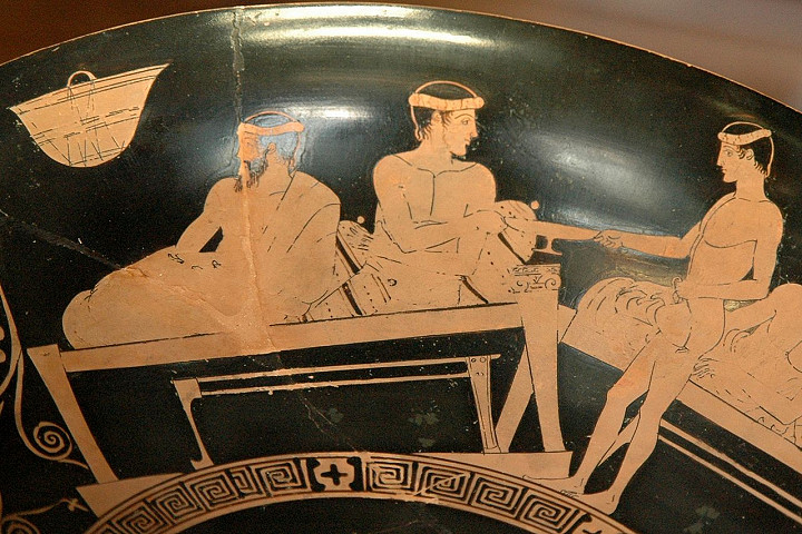 Kohtaus pidoissa maalattu vati noin 500 eaa.