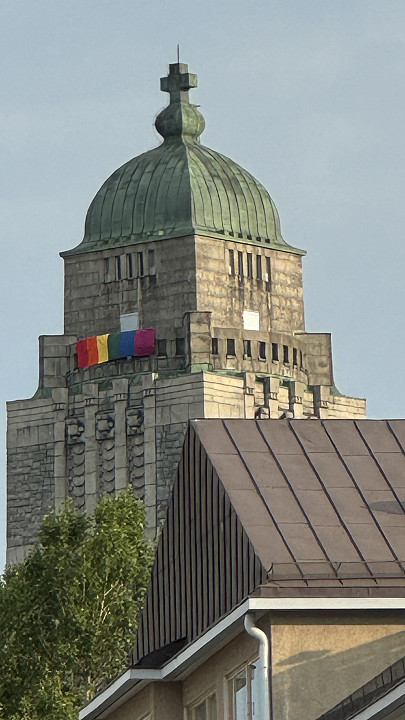 Sateenkaarilippu Kallion kirkon tornissa