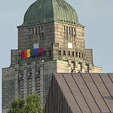 Kallion kirkon tornissa sateenkaarilippu